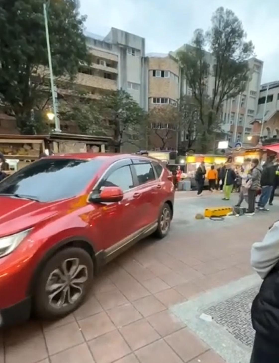 最終車主自行將車輛開離現場。（圖／TVBS）