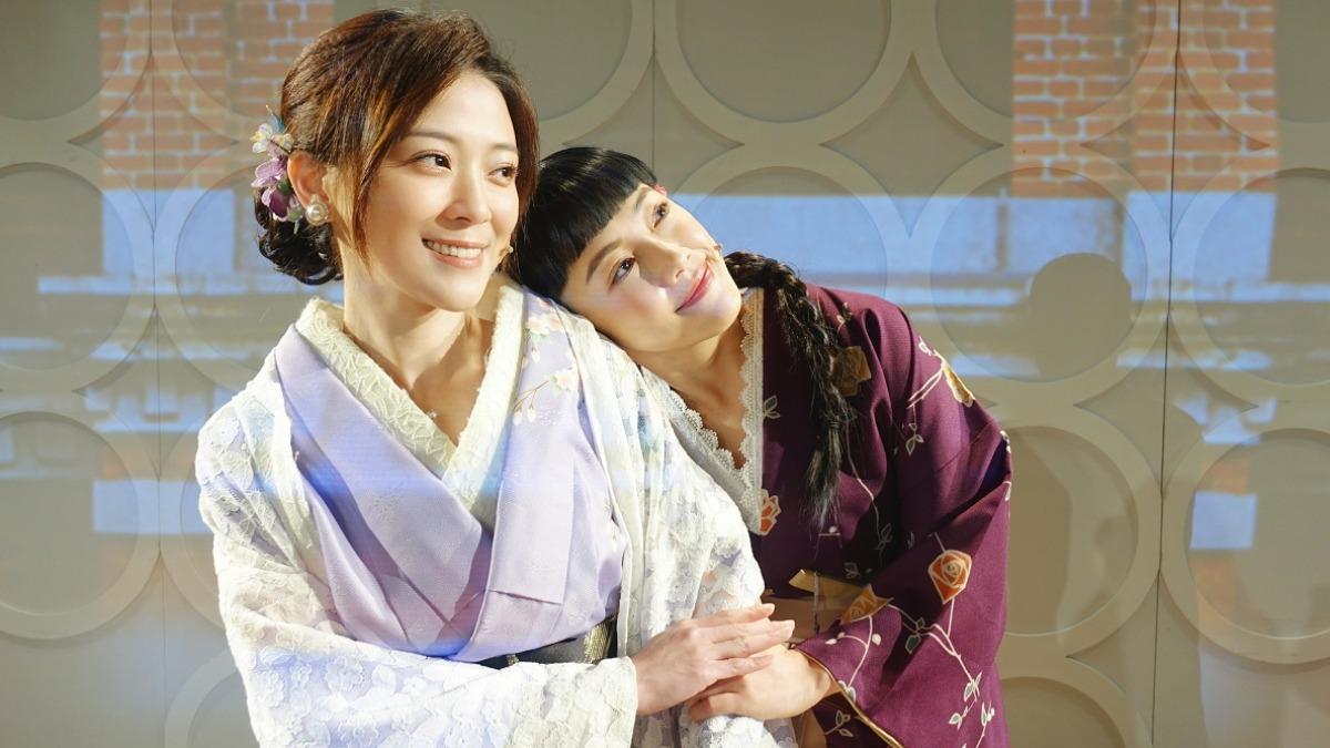 卓文萱（右）、小8張允曦（左）在《西門町一番地》中輪流飾演母女。（圖／全民大劇團提供）