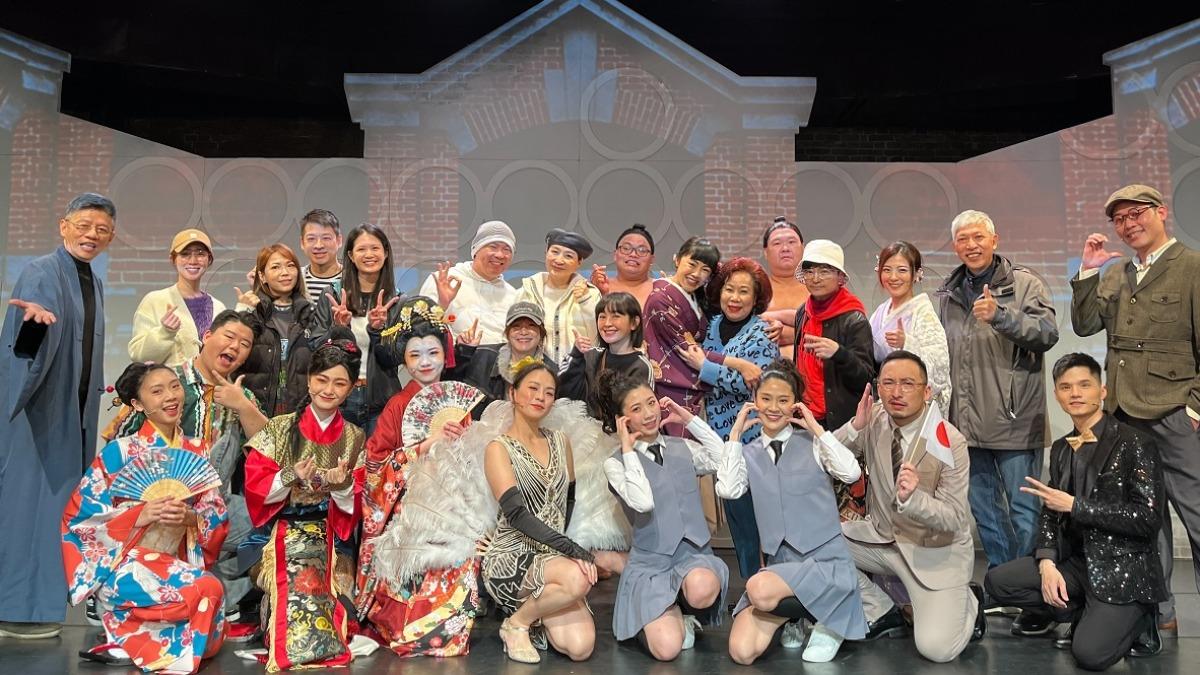 《西門町一番地》演出結束後眾多藝人參與大合照。（圖／全民大劇團提供）
