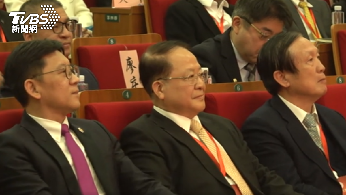 大陸全國台企聯會長李政宏(左一)、全國台企聯榮譽會長丁鯤華(左二)、中華民國商總主席賴正鎰(右一)出席台企聯活動。(圖/TVBS)