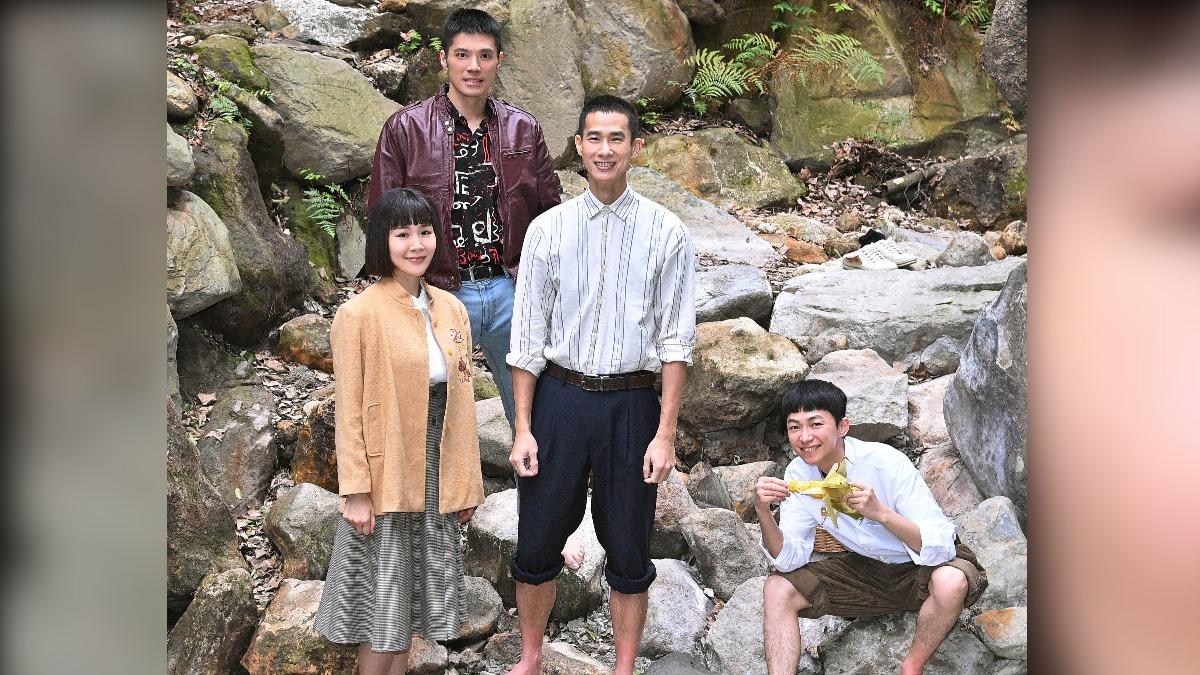 何宜珊（左起）、王盈凱、盧彥澤、陳玹宇頂著低溫到山中拍攝外景。（圖／台視提供）