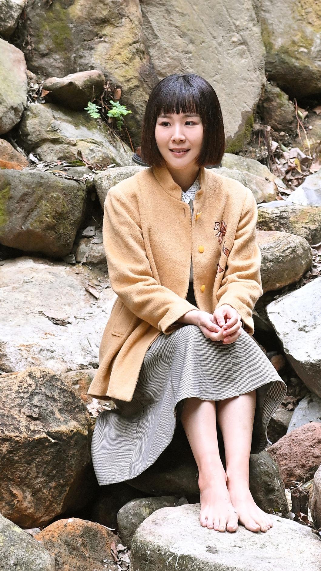 何宜珊踩著溪底小石頭，像是在腳底按摩。（圖／台視提供）