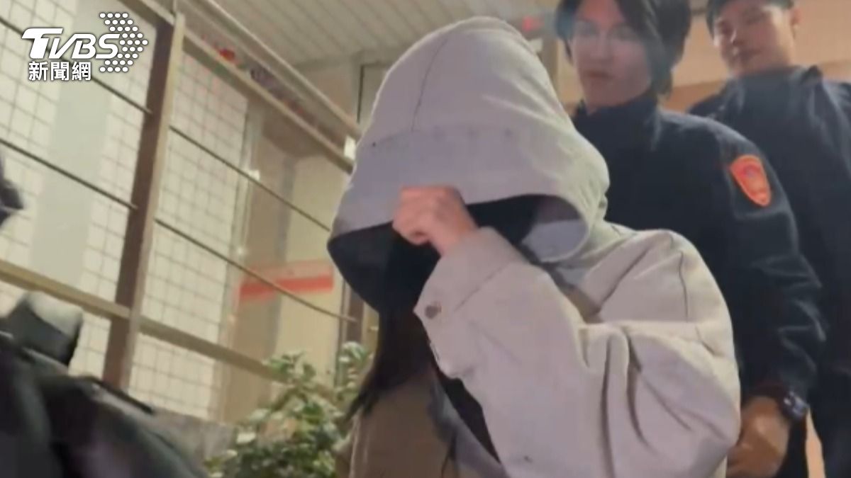 李威妻子簡女以15萬交保，全程不發一語，快步離開。（圖／潘千詩攝）