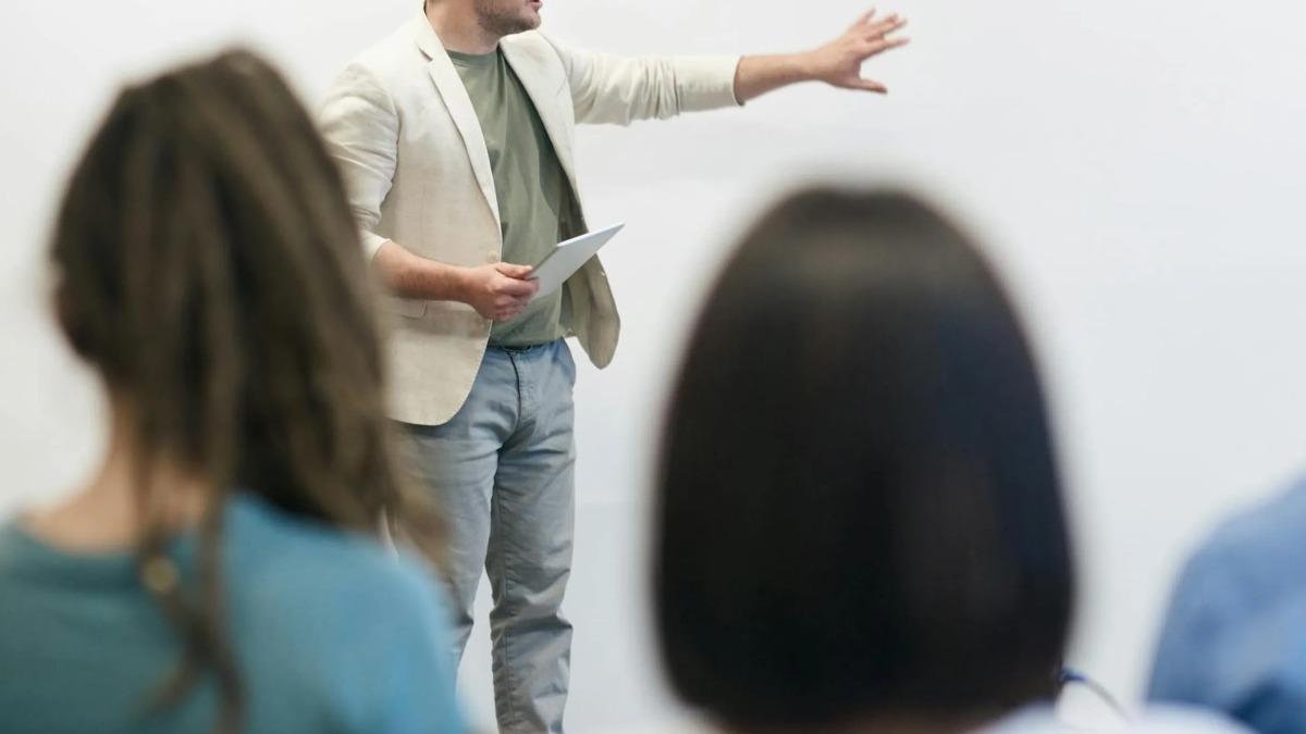 教授課堂稱「女生不想辛苦就去搖屁股」學生傻眼 網揪關鍵字找是哪間