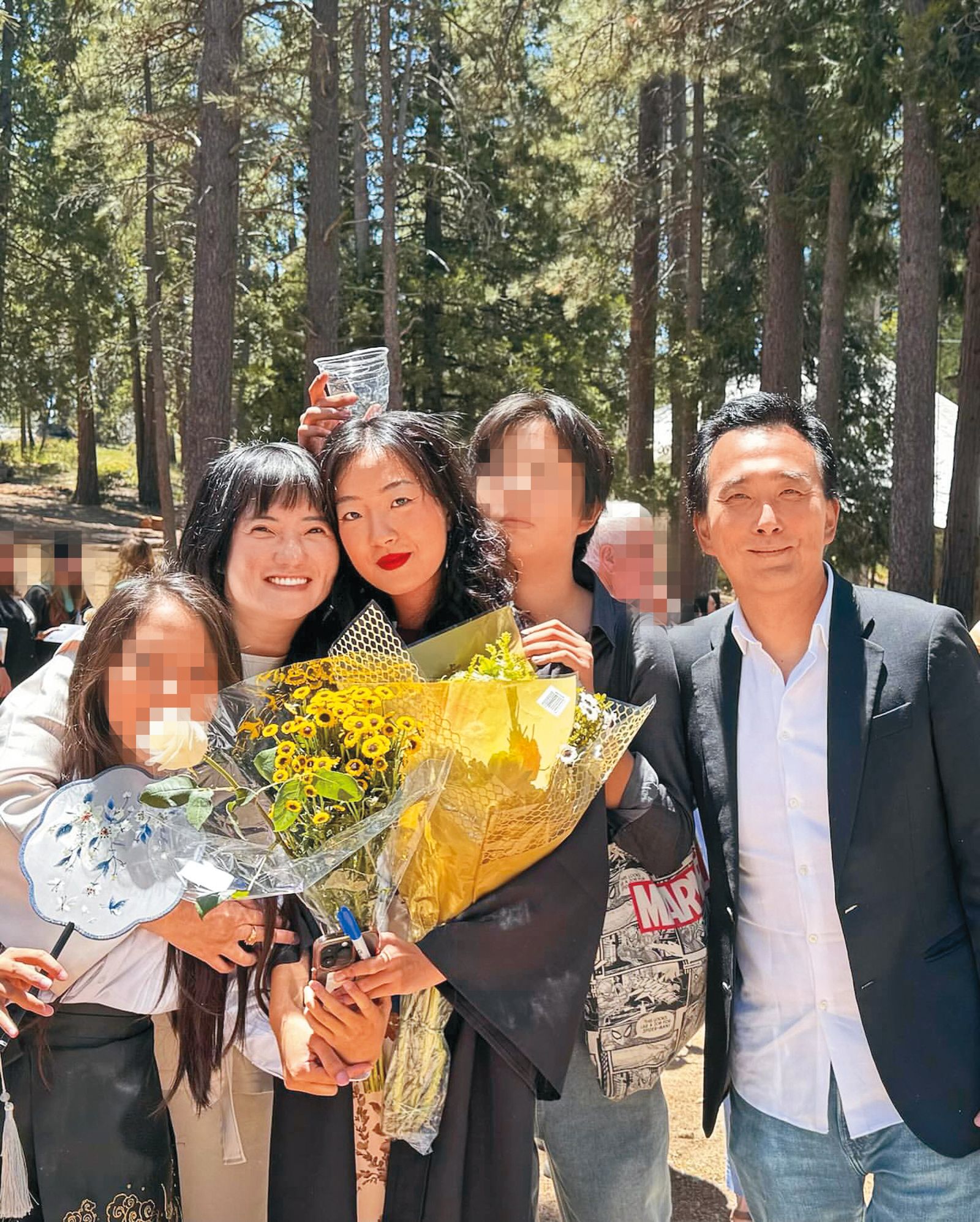 蔡牧霏（中）在美國念藝術學校畢業典禮時，蔡岳勳（右一）和于小惠（二）都到場。（圖／翻攝自蔡牧霏IG）