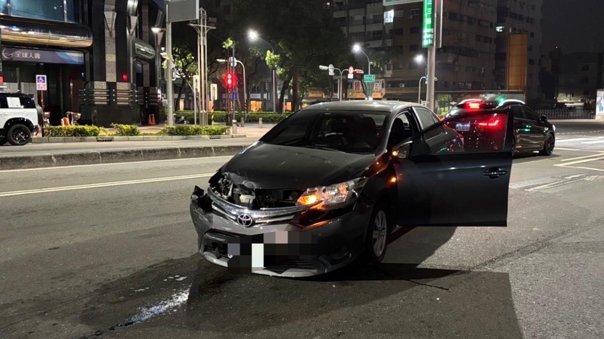 有片/高雄男恍神自撞「猛轉90度」 2路邊車被撞成V字型