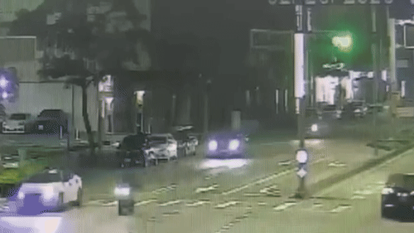 黃男精神不濟自撞路旁停車格停放2部車輛。（圖／TVBS）