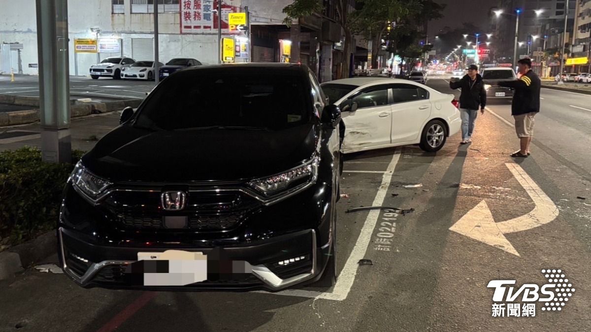 遭波及的兩車也呈現V字型模樣，車身鈑金凹陷。（圖／TVBS）