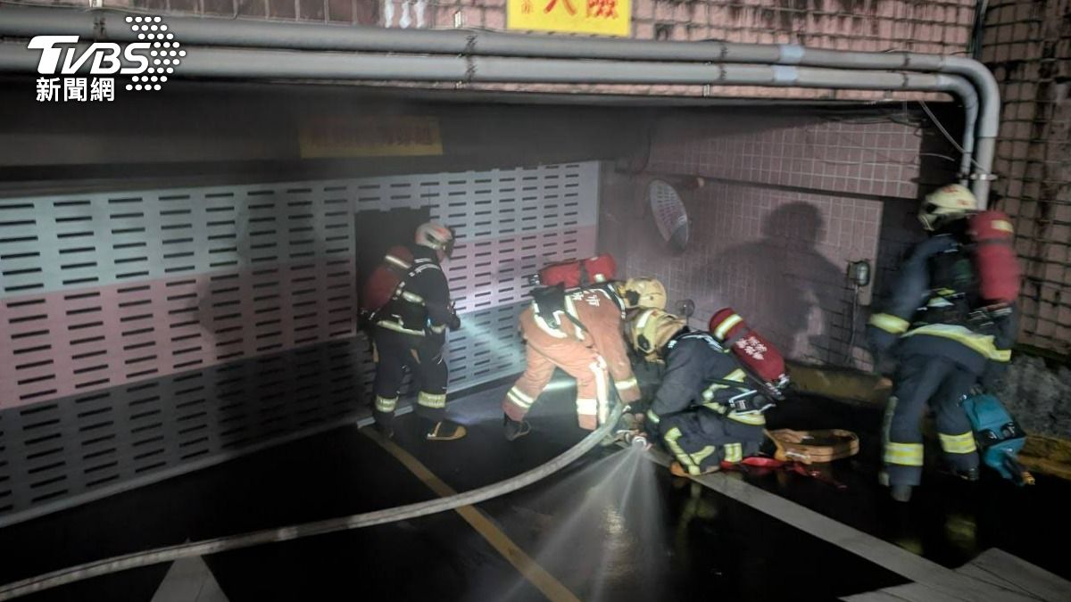 快訊/汐止社區清晨火警!地下停車場汽車突竄火 警消急灌救