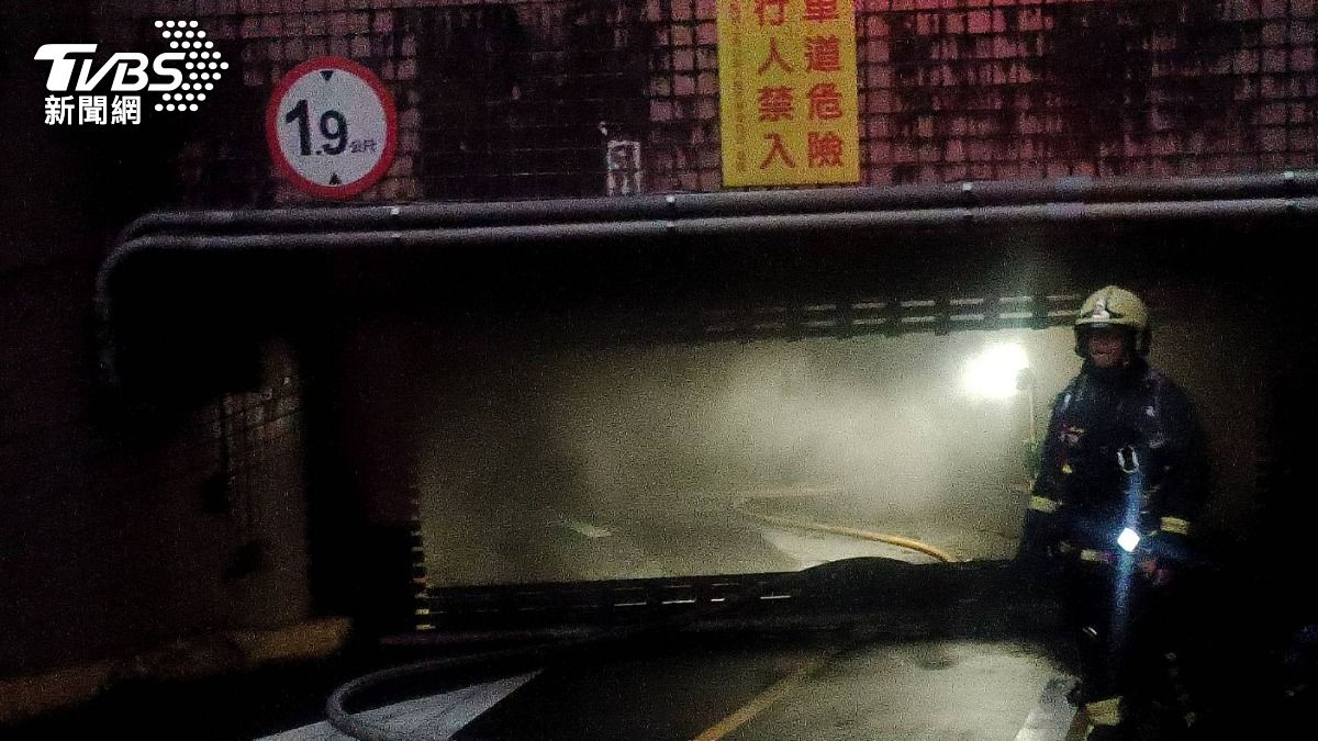 地下室內濃煙密布。(圖/TVBS)