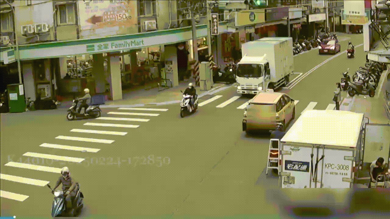 撞擊瞬間曝光。(圖/TVBS)