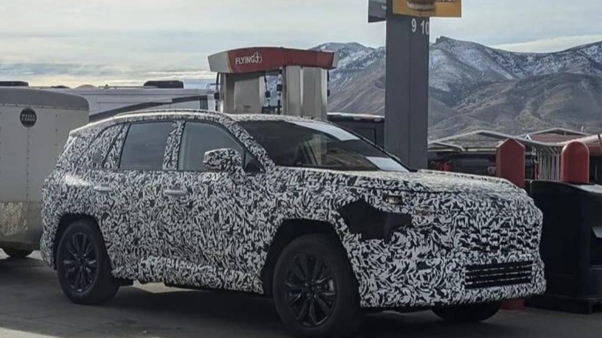 Toyota RAV4即將迎來第6代大改款車型。(圖/翻攝自cochespias1IG)