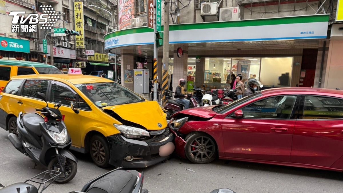 有片／載國小女兒放學...新北父精神不濟撞小黃　3人慘送醫　