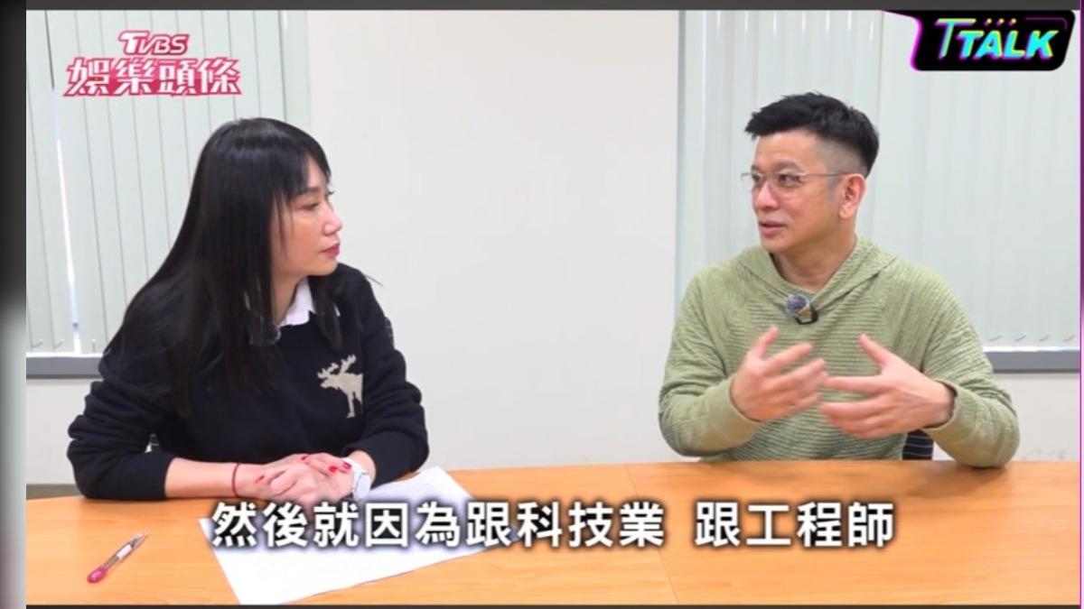 江蕙恩師陳子鴻(右)上《T TALK》接受娛樂頭條副總編輯楊起鳳專訪,談到創造AI歌手過程。(圖/翻攝YT)