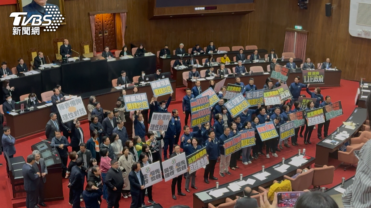 藍營杯葛卓榮泰報告,綠委也不甘示弱,現場氣氛火爆。(圖/劉庭宇攝)
