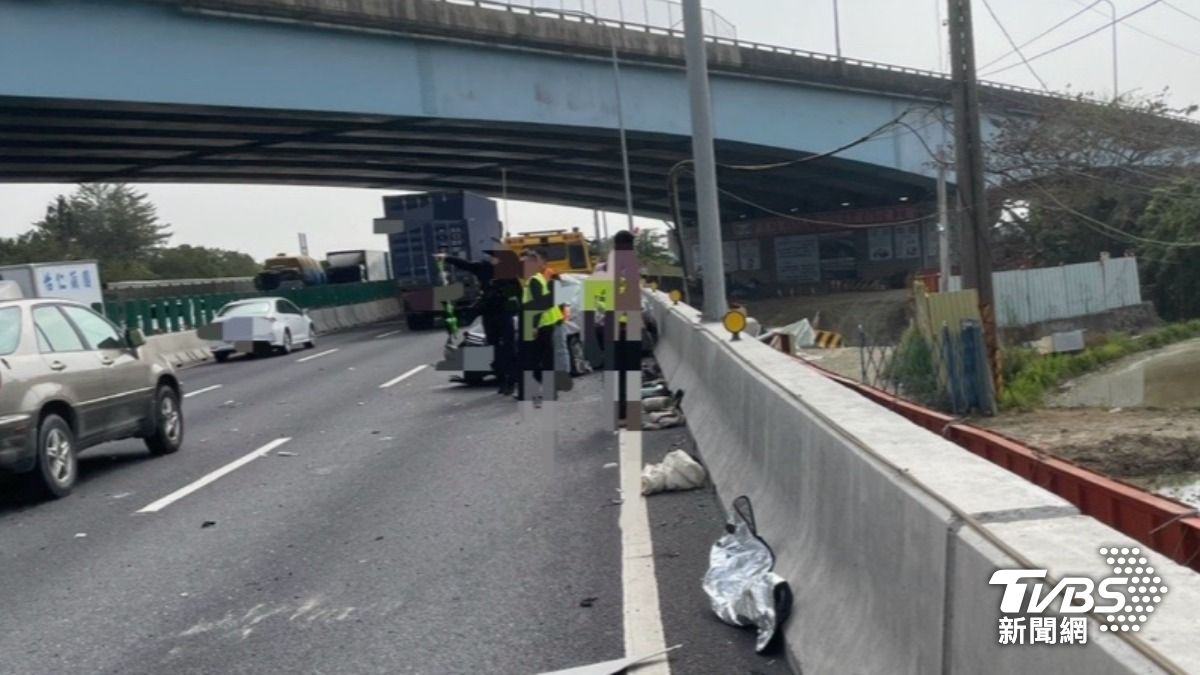 車子嚴重變形停在路肩等待救援。(圖/TVBS)
