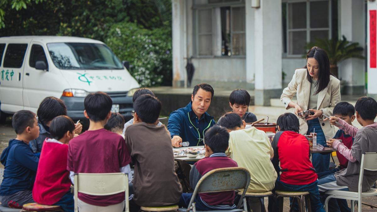 張孝全化身慈祥教練,自掏腰包請小隊員吃好料。(圖/華映提供)