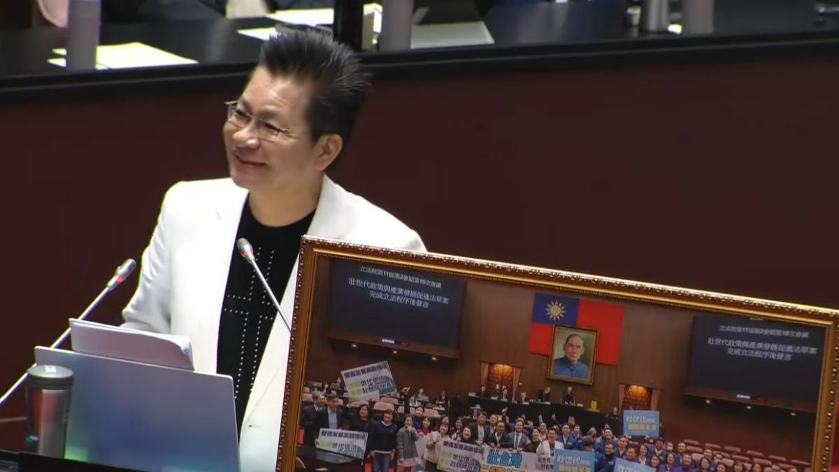 吳春城今日在立院質詢時請辭立委職位。（圖／翻攝自國會頻道YT）