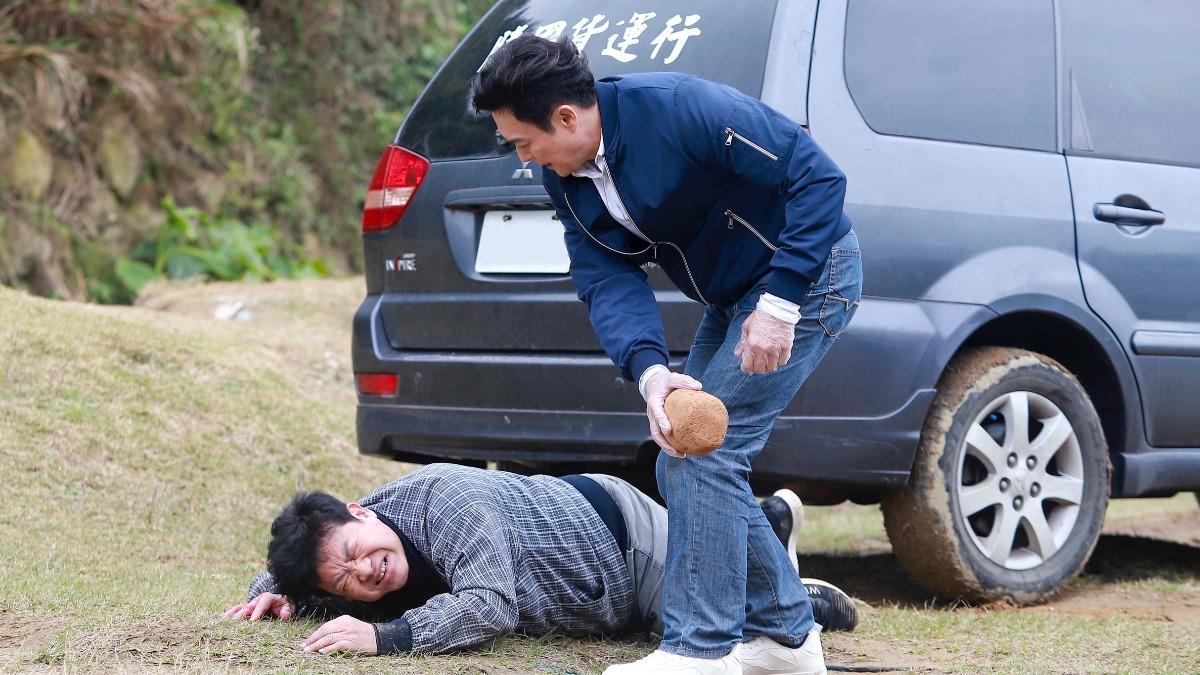 劇中楊慶煌（左）遭受王燦下毒手。（圖／民視提供）