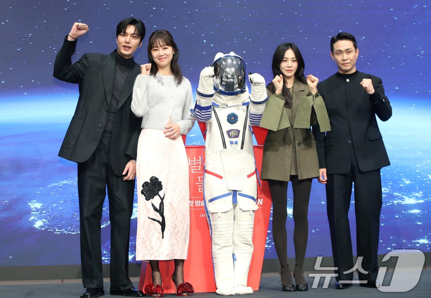 左起李敏鎬、孔曉振、韓知㒚與吳正世。(圖/news1提供)