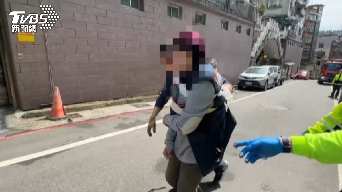 墜落男子的妻子為了拉住丈夫,手臂骨折。(圖/TVBS)
