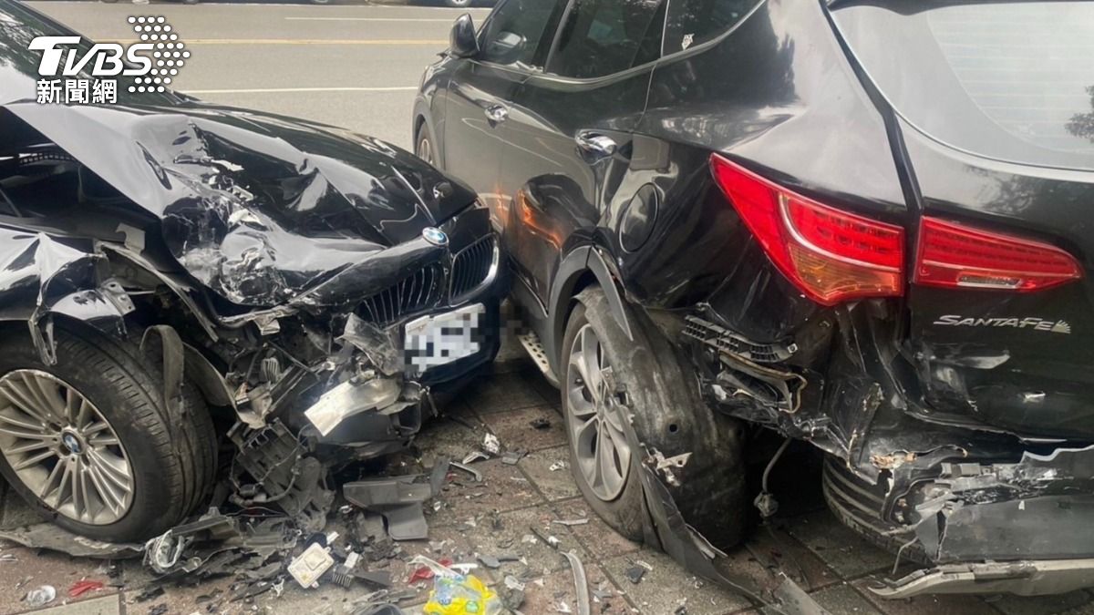 有片/朋友才剛下車!BMW失控暴衝…慈濟醫院旁連撞4車
