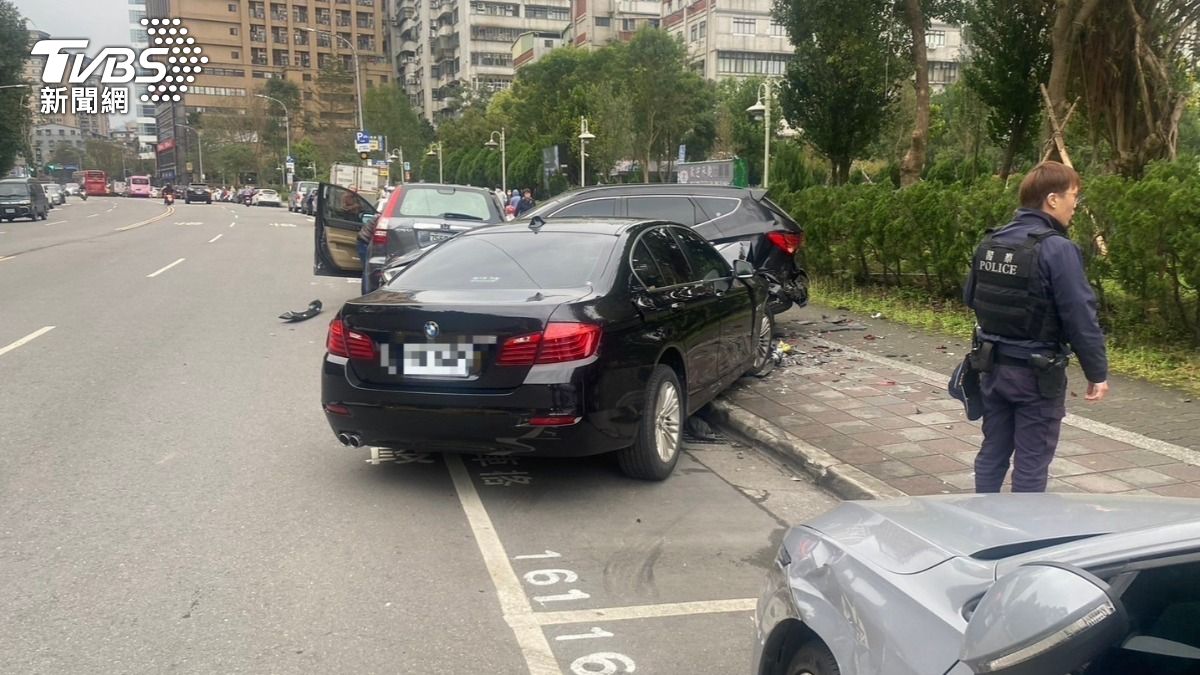 其中1輛休旅車被推撞上人行道。（圖／TVBS）