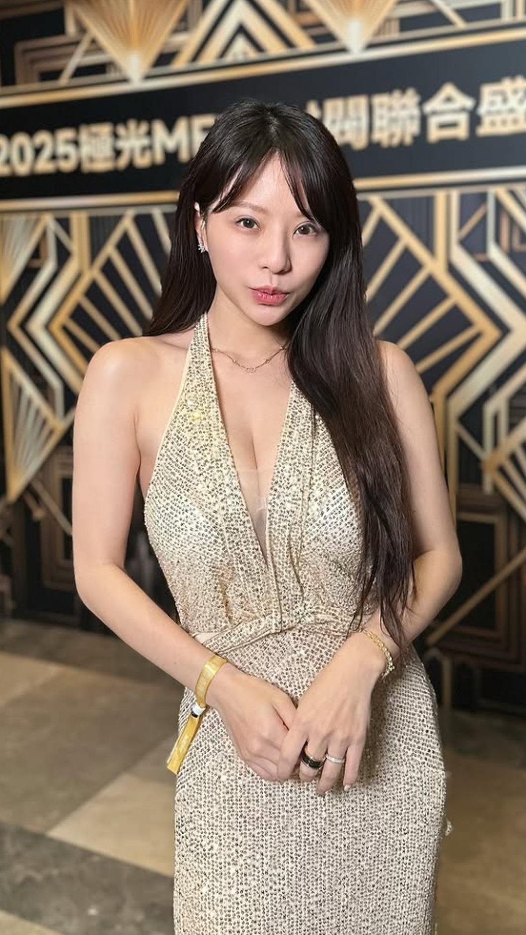 多芬火辣秀出胸前長輩。(圖/翻攝自多芬IG)