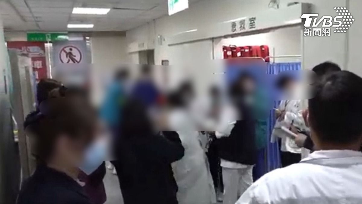 板橋34人旅遊團嘉義行 「15人上吐下瀉」遊覽車急送醫院