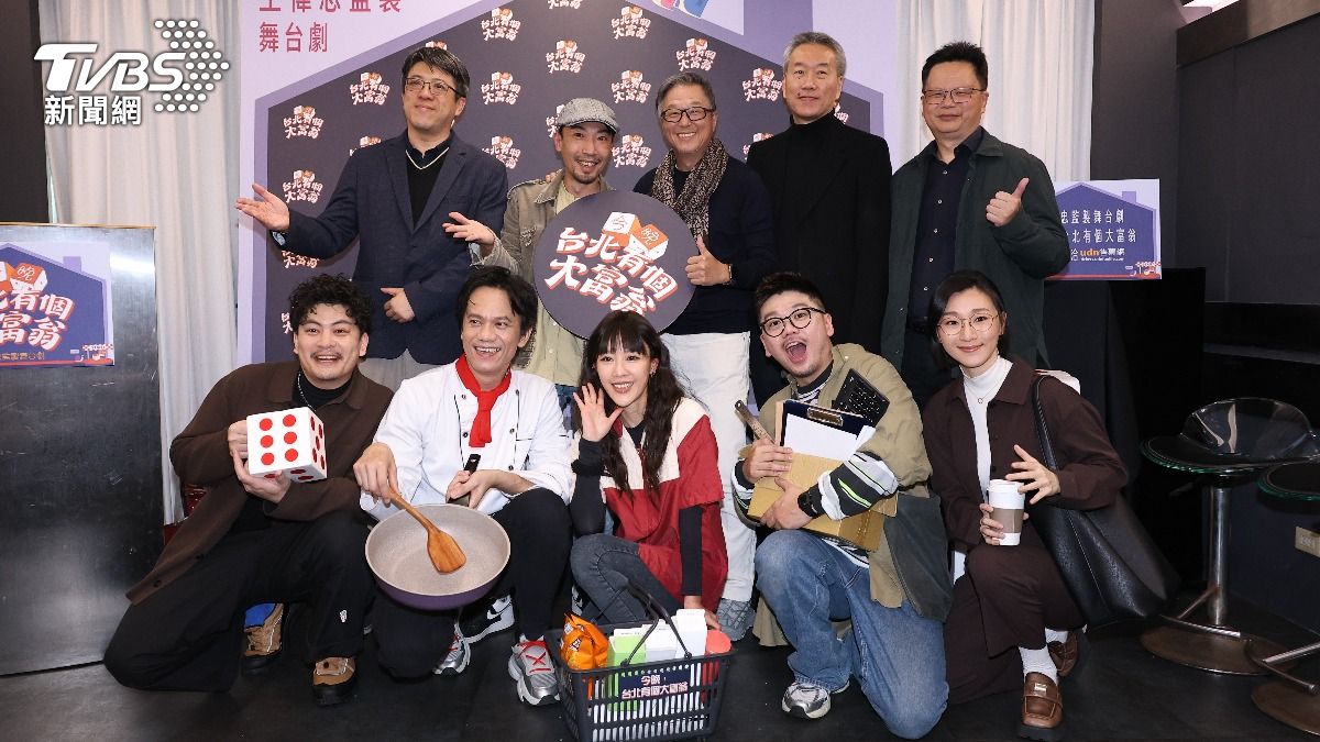 聯合數位文創董事長李彥甫(後排左起)、導演韋以丞、監製王偉忠、大清華傳媒總監製馬天宗、時藝多媒體董事長黃文德、演員黃建豪(前排左起)、凱爾、 方宥心、廖原慶 、梁皓嵐出席記者會。(圖/張哲鳴攝)