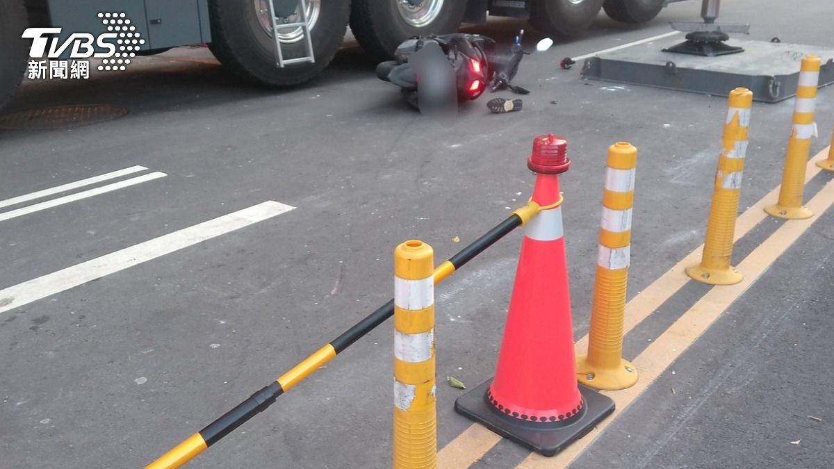 台中新光三越飄瓦斯味！警交管目擊男騎士自撞　當場抓包酒駕