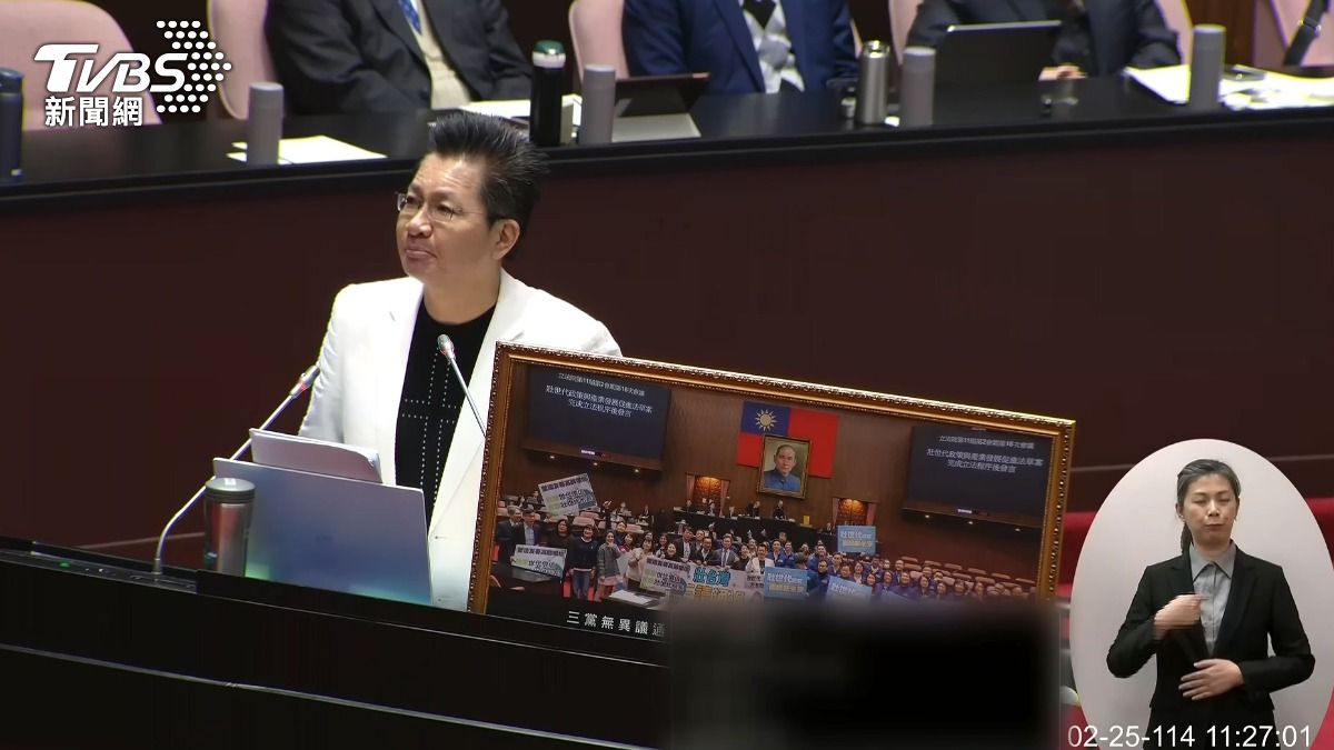 吳春城登記第一位質詢，特地擺上《壯促法》三讀通過當天三黨立委「大和解」的合照。（圖／TVBS）