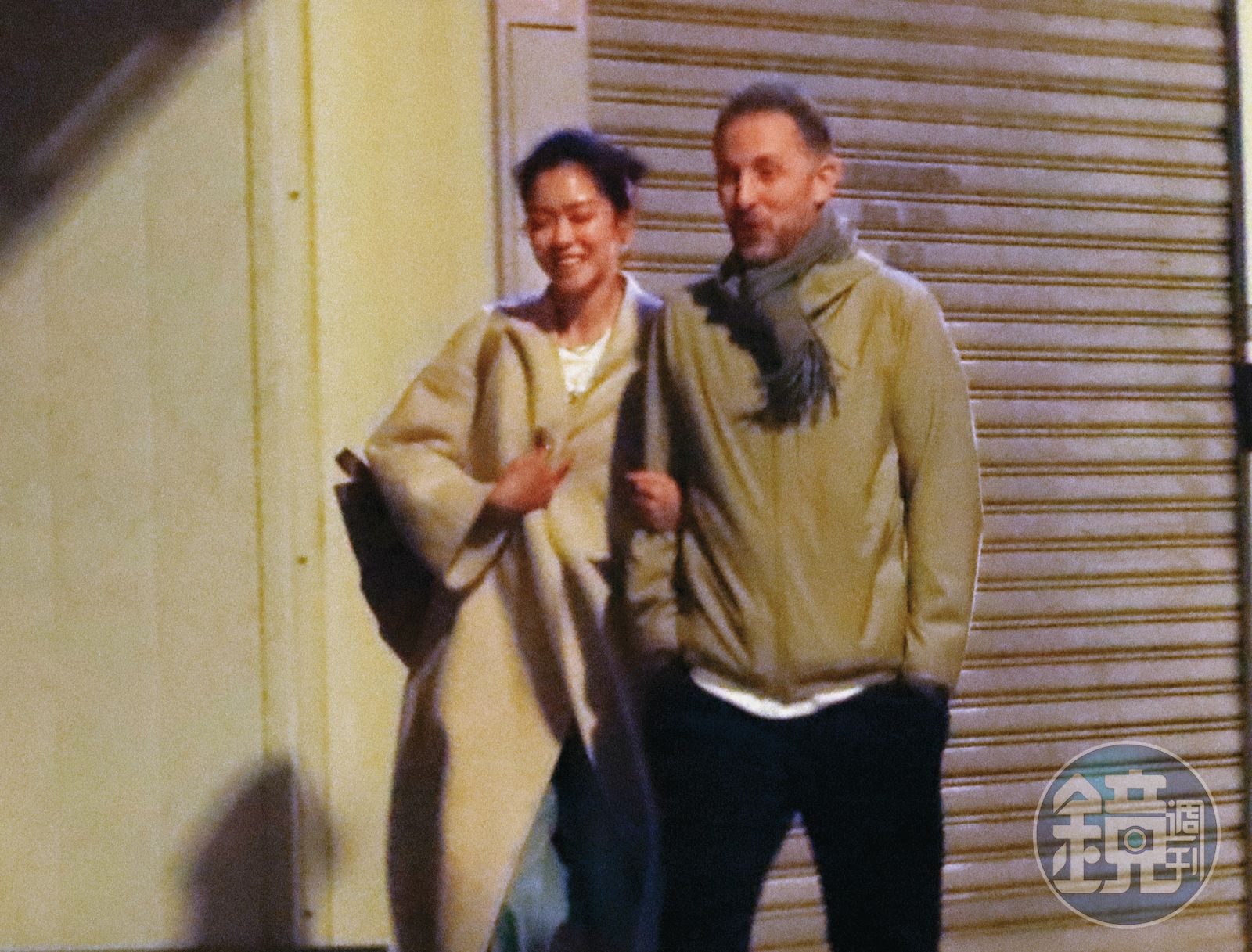 2/19 00:54 大霈(左)和名導老外男友(右)喝完小酒後,緊緊勾著對方,沿著街巷散步。(圖/鏡週刊)