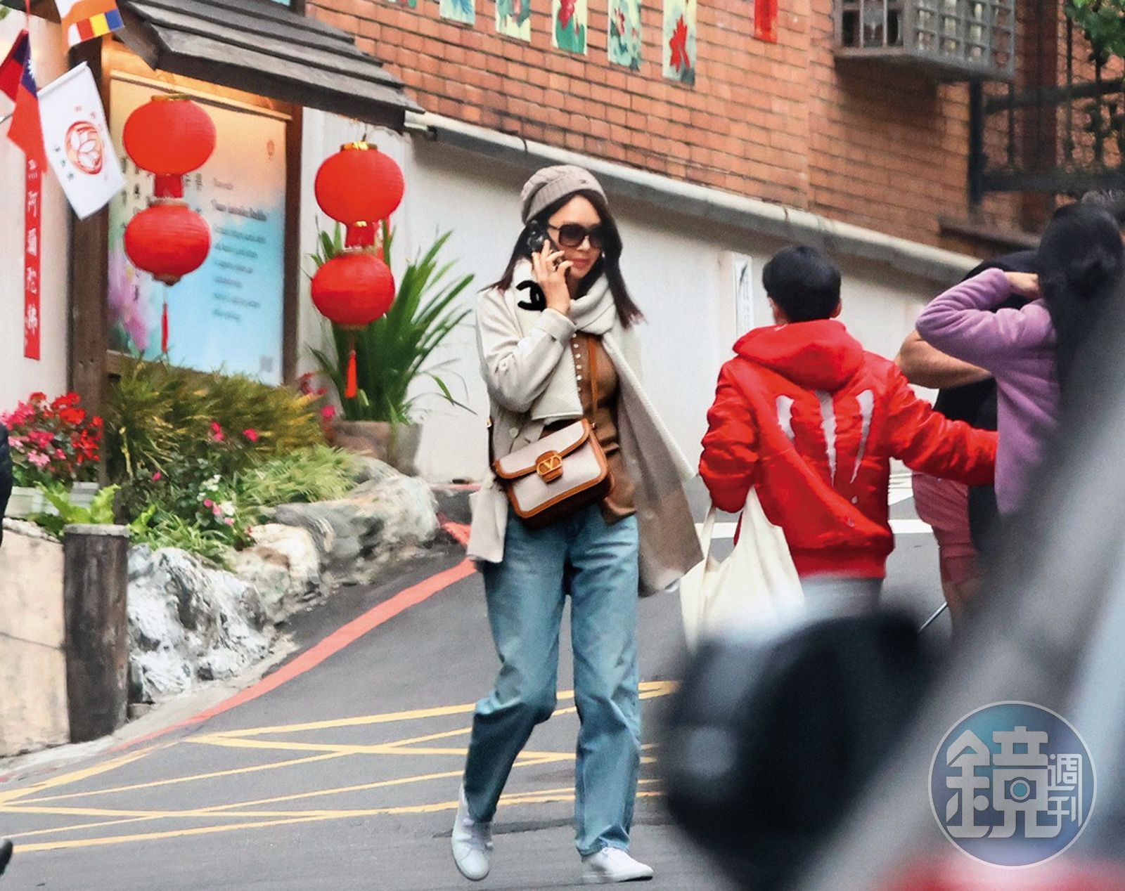 1/18 14:56,Melody(左)下午出門在家附近買了咖啡後,一陣亂晃又回家。(圖/鏡週刊)