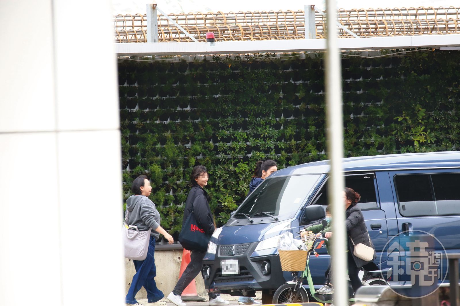 13：34，陳庭妮（右）一行人上劇組廂型車，準備轉景。（圖／鏡週刊）