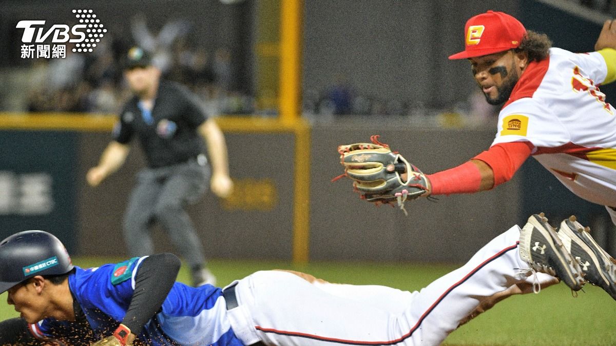WBC資格賽/以為重播!西班牙三壘手「暴投送分」淚灑球場 球迷不捨