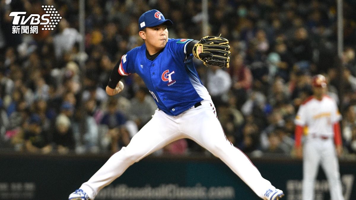 曾峻岳9局下登板投球。(圖/胡瑞麒攝)