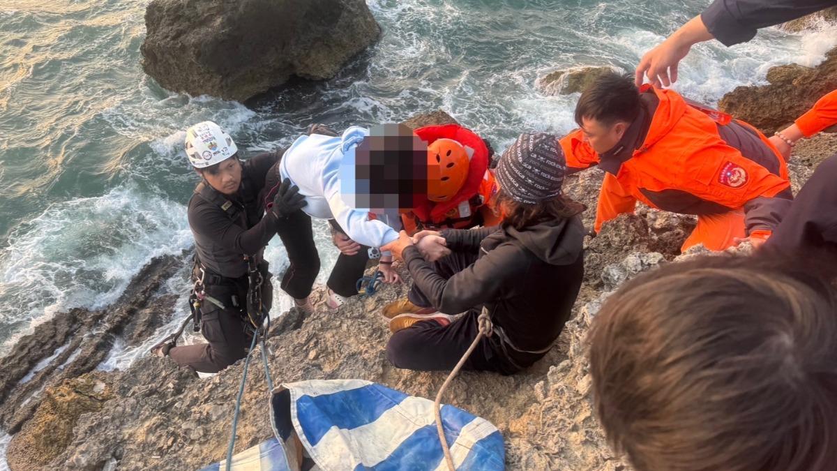 高雄女壽山海蝕洞觀浪「卡15公尺峭壁」險墜海 命懸一線嚇哭