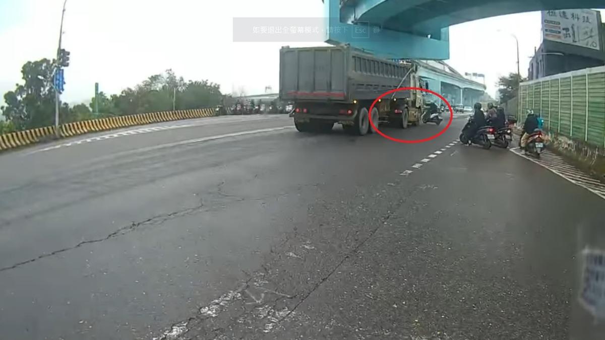 快訊／土城死亡事故！曳引車闖紅燈猛撞機車　騎士傷重慘死