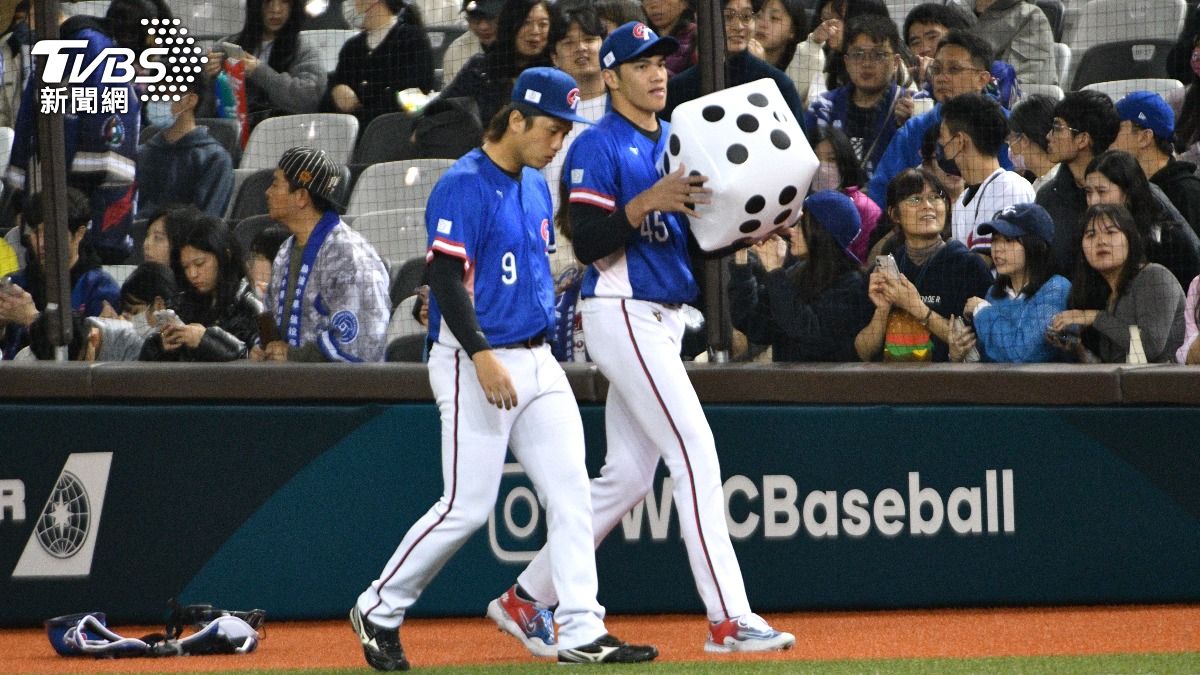 陳柏豪、林維恩拿著幸運物「666骰子」進場。(圖/胡瑞麒攝)