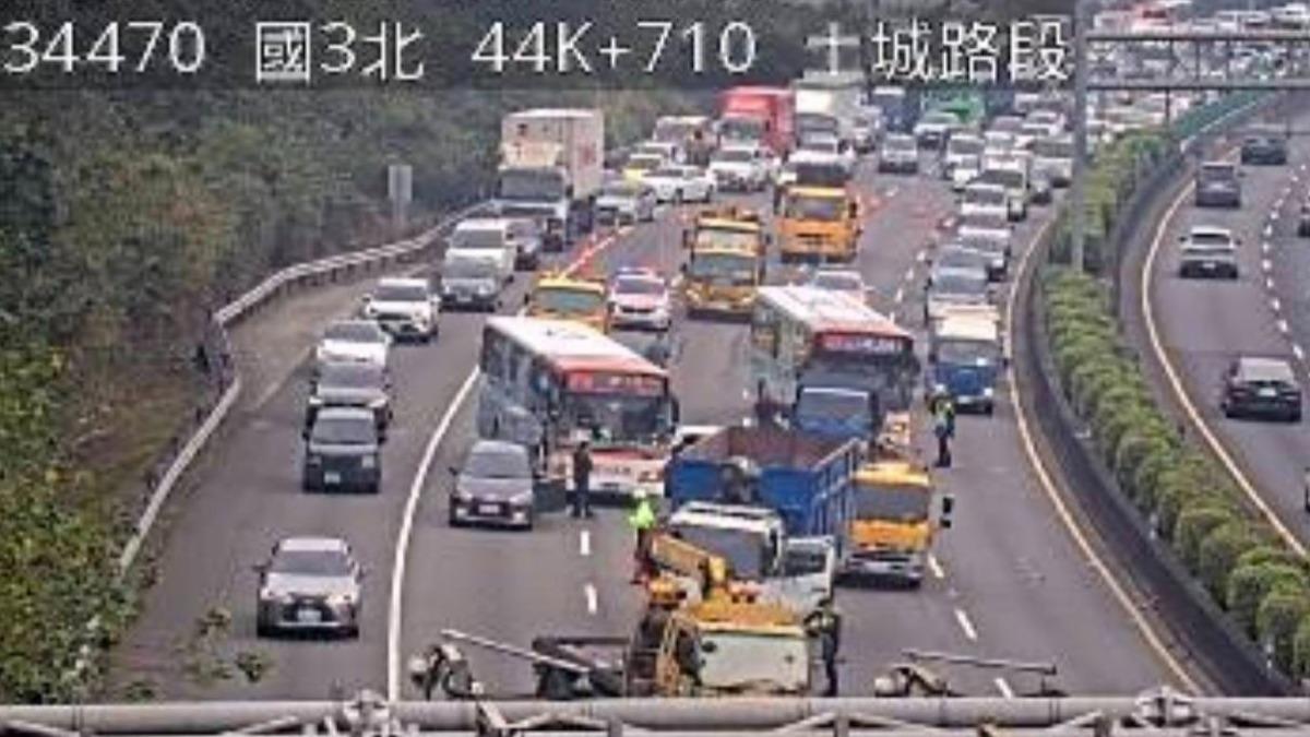 快訊／塞爆！國3土城路段7車追撞1人送醫　車流回堵5公里
