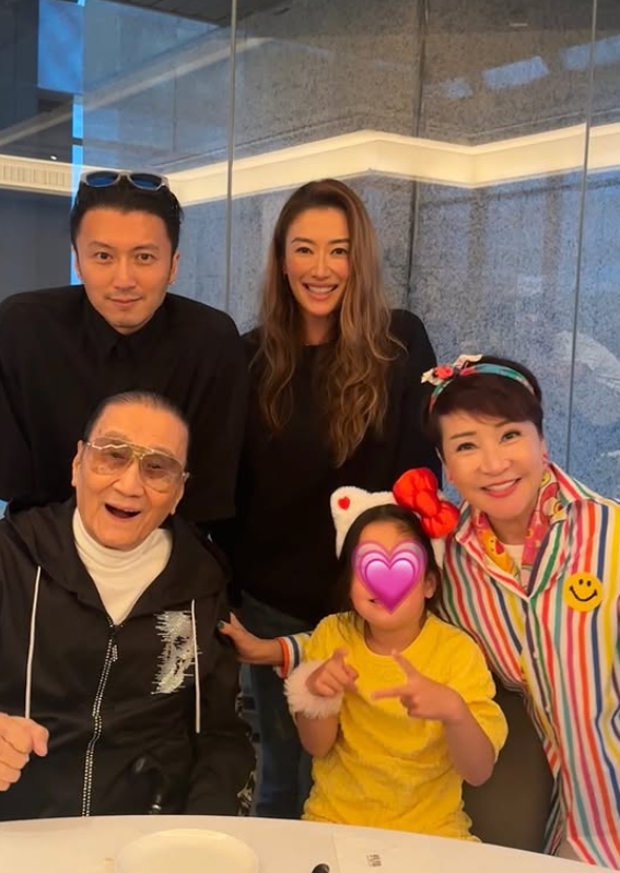 謝婷婷罕見貼出全家福照。（圖／翻攝自謝婷婷IG）