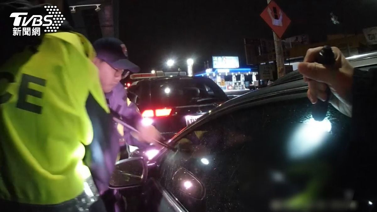 借來的奧迪豪車!通緝犯裝傻拒檢 警強勢破窗讓他看傻
