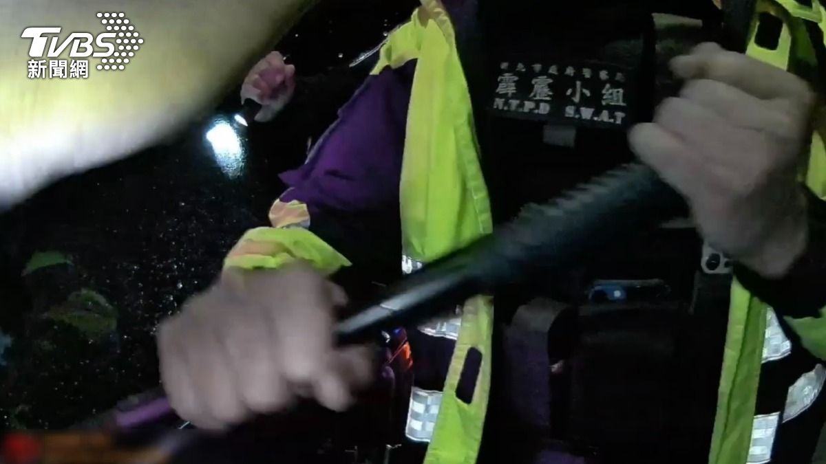 通緝犯駕駛拒不開窗也不下車配合，員警強勢破窗逮人。（圖／TVBS）
