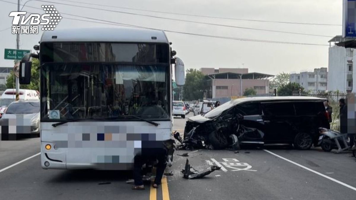 為閃違停瓦斯車!台中公車逆向慘撞「阿法」 網:賠大了