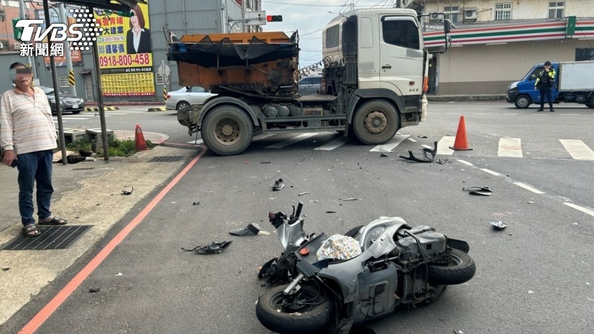 中壢機車左轉強碰砂石車！連人帶車噴飛數十公尺　騎士送醫不治