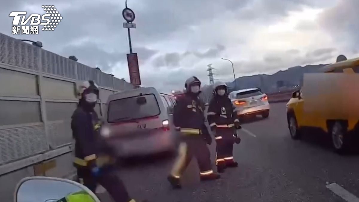 下班尖峰驚魂！水源快速道路「車拋錨、人誤闖」警急出動