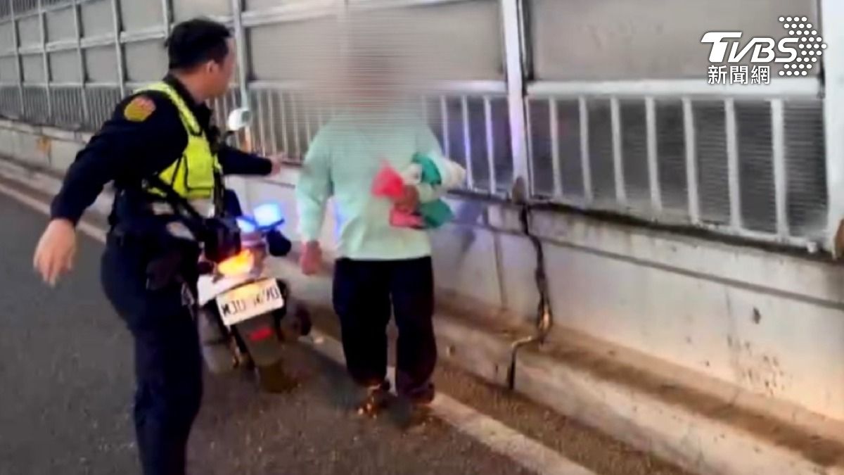 交通分隊協助護送誤闖之男子（圖／TVBS）