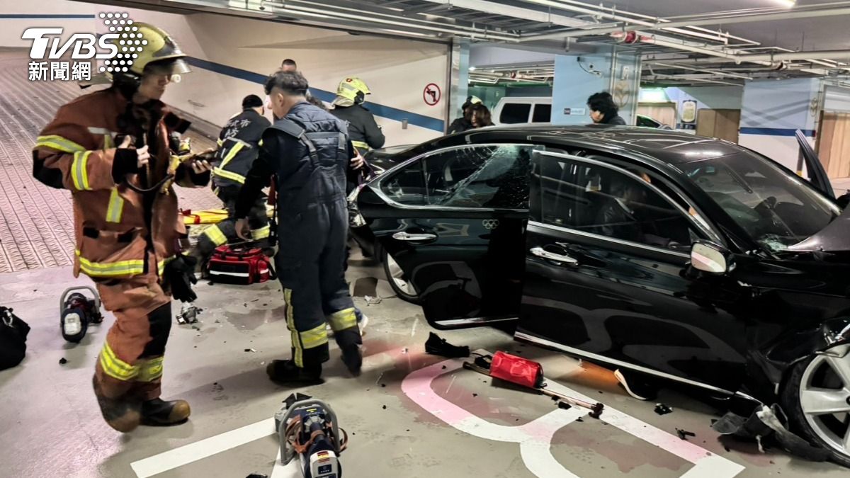 怎麼開的！新北小轎車地下停車場猛撞梁柱　3乘客受傷送醫
