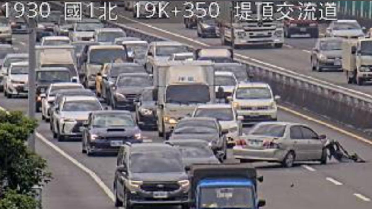 快訊／國1北上19K轎車自撞　占據兩車道後方大回堵